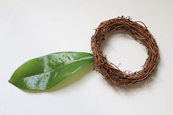 How to make a magnolia wreath DIY