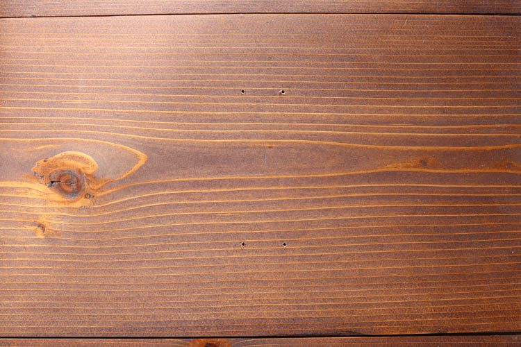 trous de poche percés dans des planches de bois pour crochets muraux de jardinière