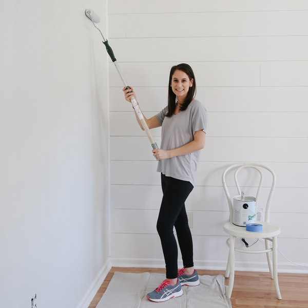 Painting a living room wall Classic grey by Benjamin Moore with a paint roller