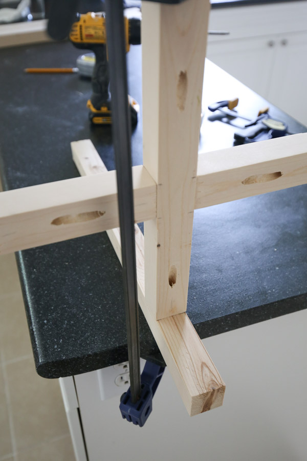 attach table legs together for DIY end table with kreg screws