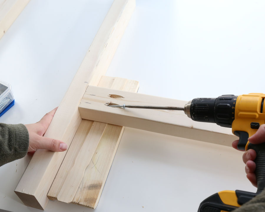 assembler les planches du cadre de la chaise d'extérieur avec des vis Kreg et une perceuse