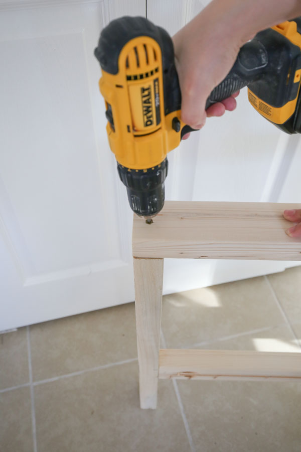 Monteer DIY patio stoel zijframe bovenste plank met schroef en boor