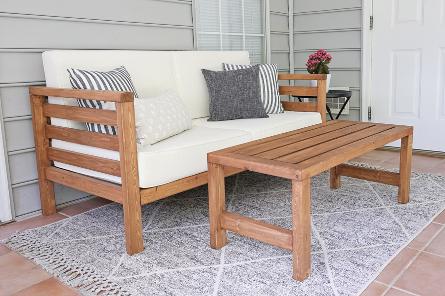 DIY outdoor coffee table with matching DIY outdoor couch