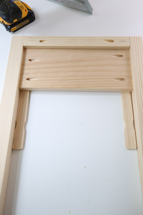 assembling side frame of nightstand with pocket holes and kreg screws