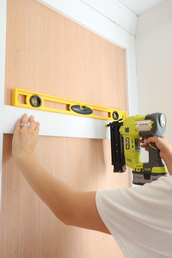 using level to install box molding board