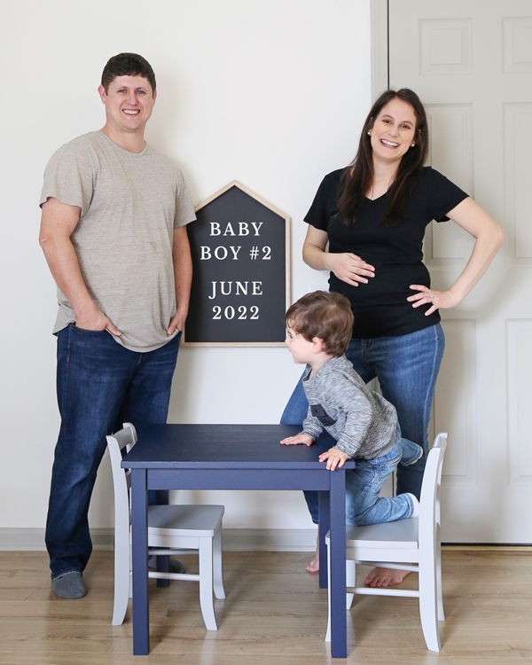 Pregnancy announcement with DIY kids table