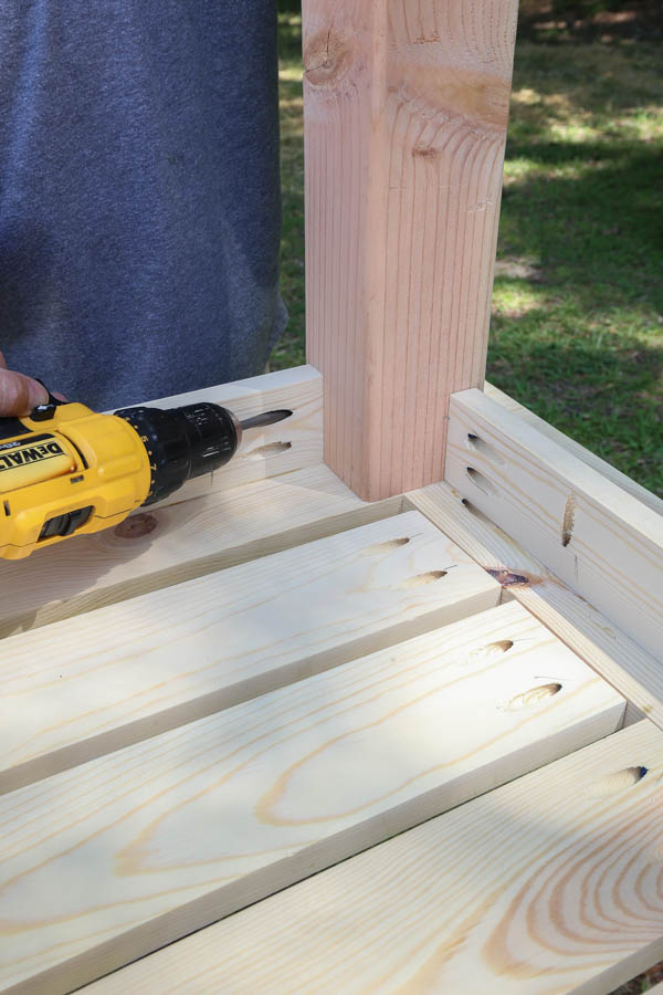 attaching 4x4 table legs to the diy outdoor table