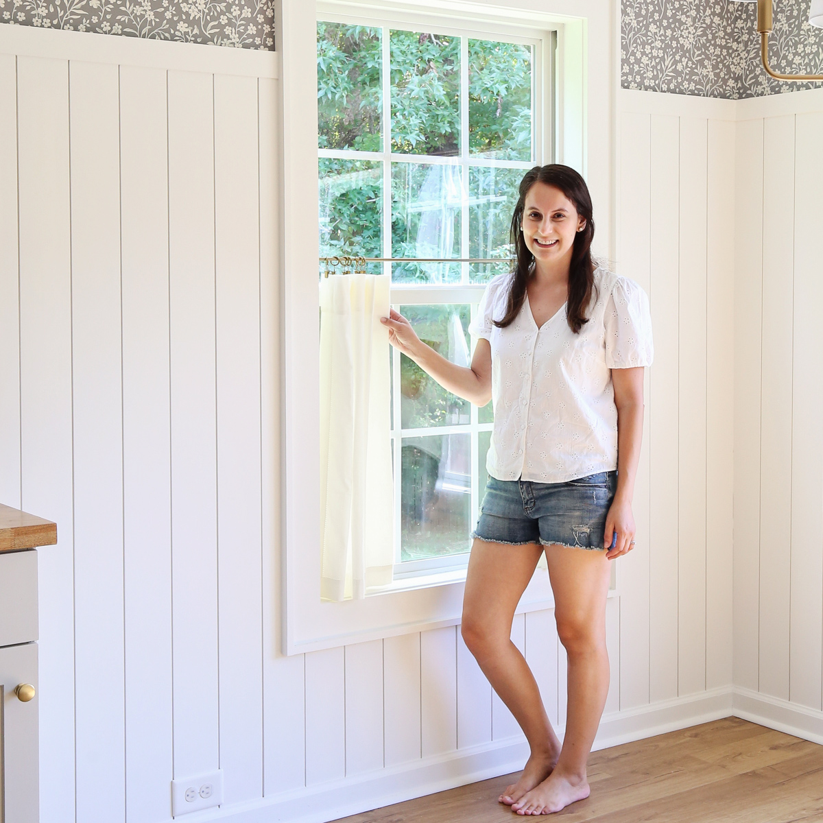 Learn how to hang cafe curtains easily, the hardware needed for cafe curtains, and where to buy cafe curtains, and what to look for when buying them!