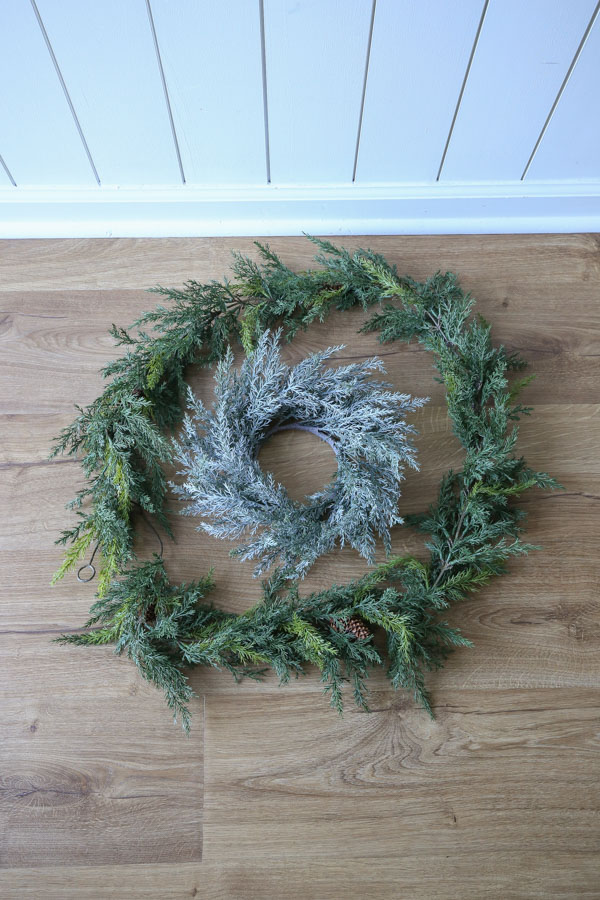 Christmas decoration ideas for mirrors with garland and wreath