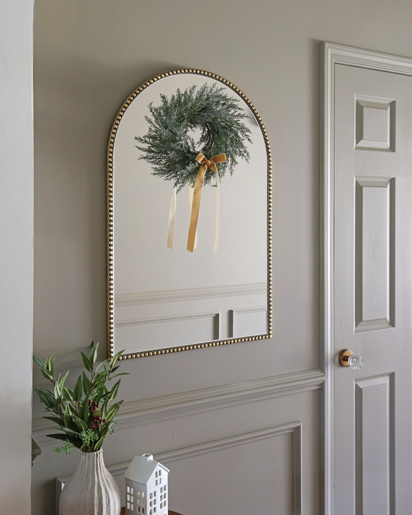 Christmas decoration ideas for mirrors using Christmas wreath with velvet bow ribbon on wreath
