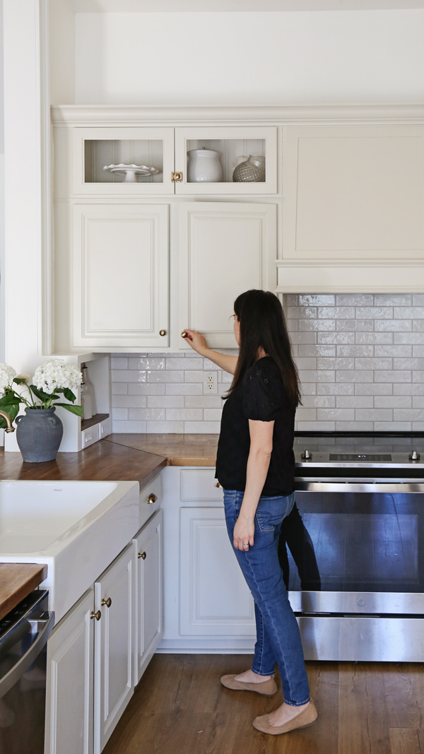 closing kitchen cabinet doors
